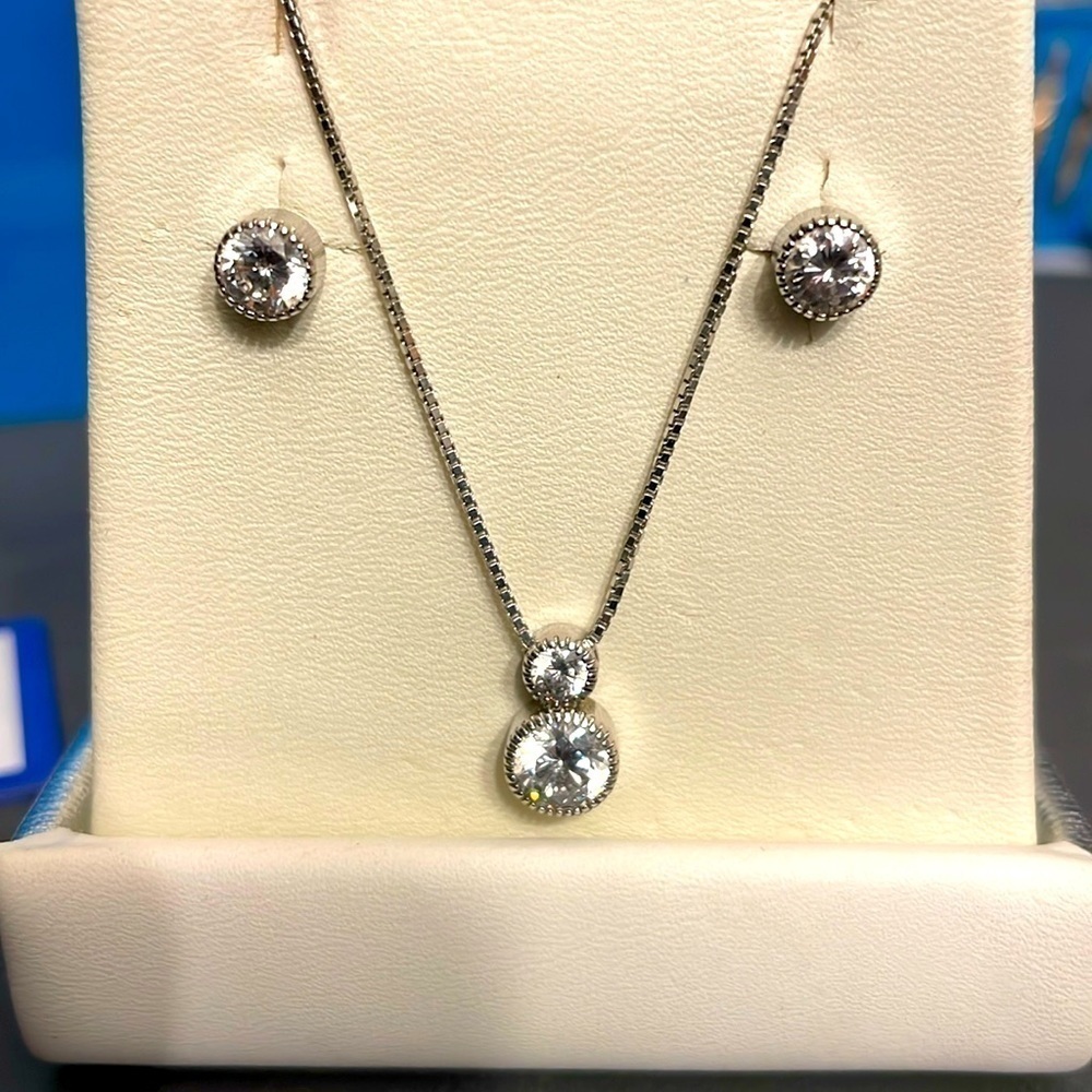 Platinum plated Sterling Silver Cubic Zirconia Pendant and Studs set. EUC